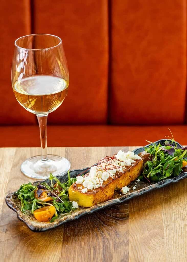 Бяло вино и изискана храна в уютна обстановка.