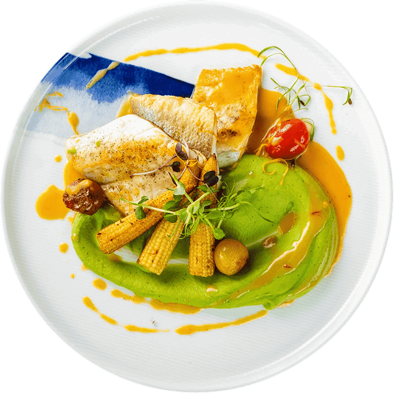 Елегантно ястие с риба, зеленчуци и сос, представено на стилна чиния.