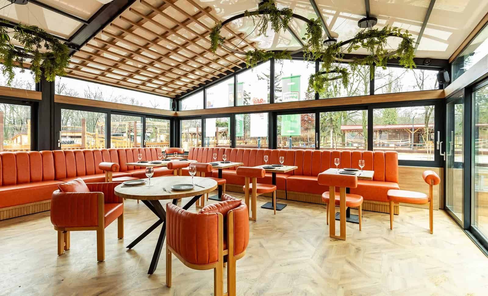 Стилна вътрешна част на ресторант със съвременен дизайн и уютна атмосфера.